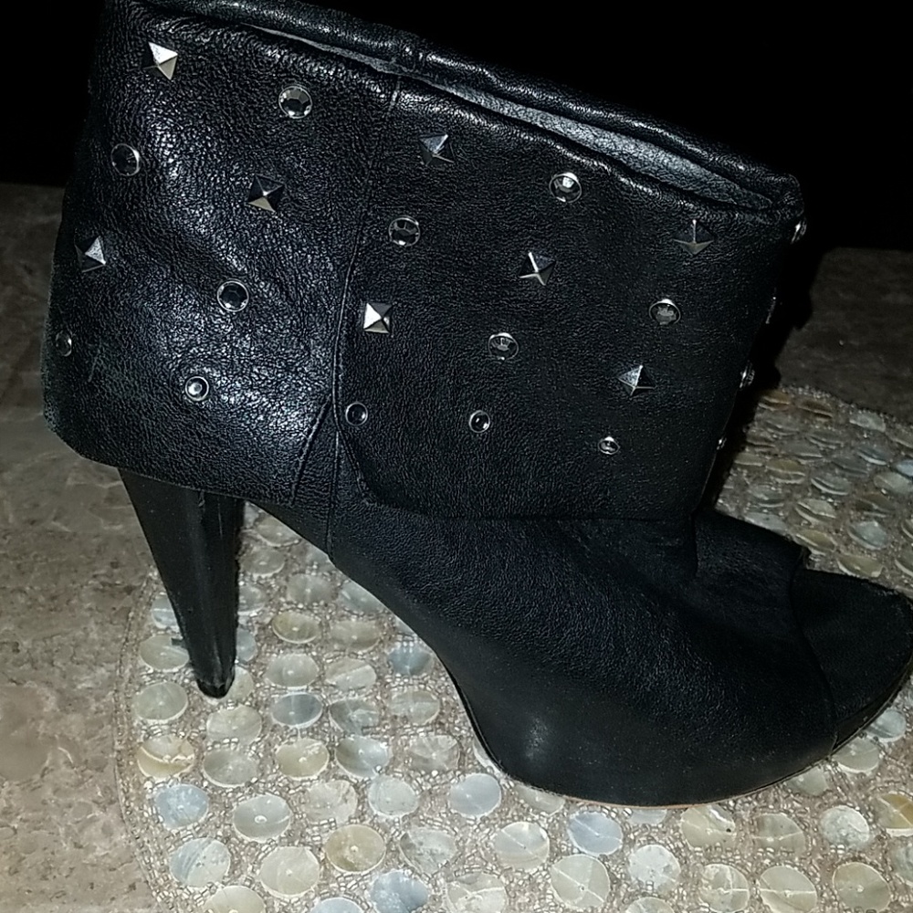 Boots - Picture 7 of 8